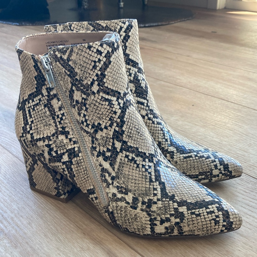 New Steve Madden Snake skin boots 8